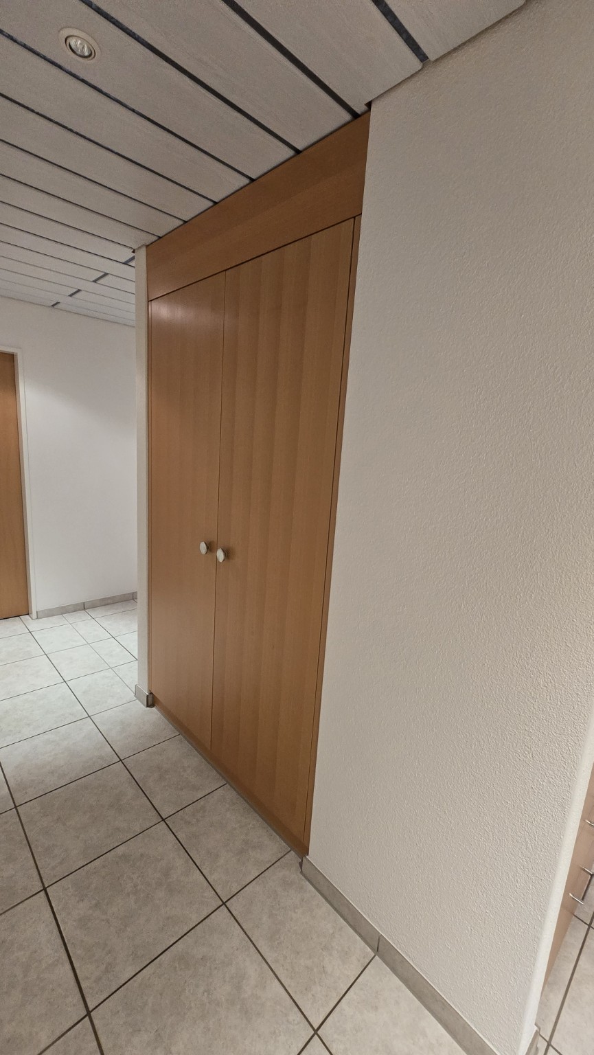 Hölzerne Schrankfront vor der Folierung